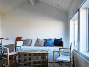 - un salon avec un canapé, des chaises et une table dans l'établissement 3 person holiday home in R nn ng, à Rönnäng