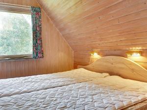 Katil atau katil-katil dalam bilik di Holiday home Aakirkeby V