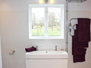 Koupelna v ubytování 5 person holiday home in SÖDERÅKRA-By Traum