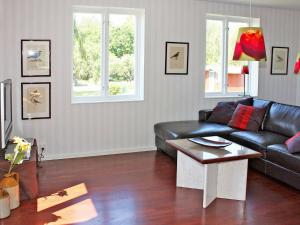 Posezení v ubytování 5 person holiday home in SÖDERÅKRA-By Traum