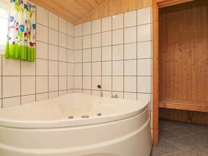 Salle de bains dans l'établissement Holiday home Bogense XII