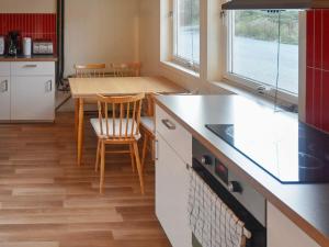 Η κουζίνα ή μικρή κουζίνα στο 8 person holiday home in Oksvoll