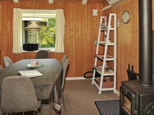 un comedor con una mesa y un estante de libros en 6 person holiday home in Ansager, en Ansager