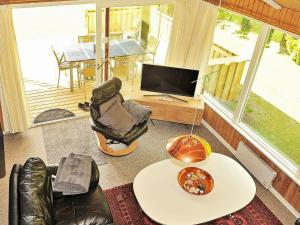 6 person holiday home in Ansagerにあるテレビまたはエンターテインメントセンター