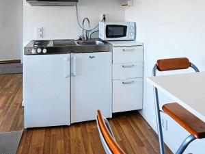 Il comprend une petite cuisine équipée d'un évier et d'un four micro-ondes. dans l'établissement 3 person holiday home in R nn ng, à Rönnäng
