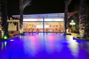 Bazén v ubytování The Crescent Beach Hotel nebo v jeho okolí