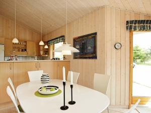 Torup Strand的住宿－6 person holiday home in Fjerritslev，厨房以及带白色桌椅的用餐室。