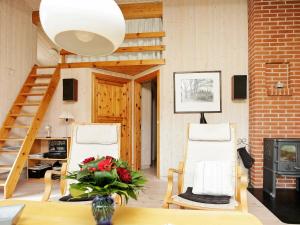 Torup Strandにある6 person holiday home in Fjerritslevの椅子2脚と花瓶1枚付きのテーブルが備わるお部屋