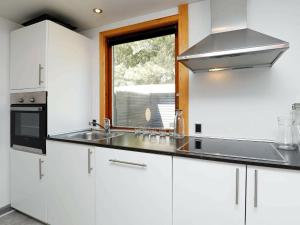 cocina blanca con fregadero y ventana en 5 person holiday home in Vejers Strand, en Vejers Strand