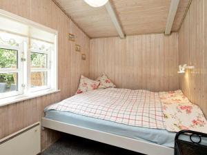 Nørre NebelにあるHoliday Home Rohdesvejの小さなベッドルーム(ベッド1台、窓付)