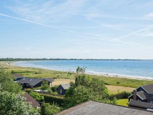 スラーエルセにある2 person holiday home in Slagelseの家から海岸の景色を望めます。