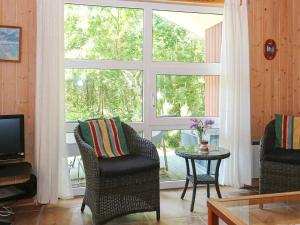 Hadsundにある6 person holiday home in Hadsundのリビングルーム(椅子2脚、窓付)