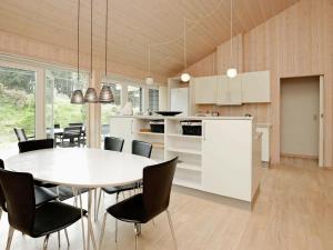 Hedensted - Nordjyllandにある10 person holiday home in lb kのキッチン、ダイニングルーム(テーブル、椅子付)