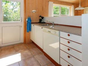Hadsundにある6 person holiday home in Hadsundの白いキャビネットとシンク付きのキッチン