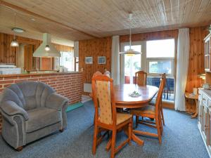 comedor con mesa y silla en 6 person holiday home in Bindslev, en Bindslev