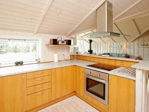 Virtuvė arba virtuvėlė apgyvendinimo įstaigoje 8 person holiday home in lb k