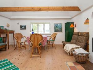 ein Wohnzimmer mit einem Tisch und Stühlen in der Unterkunft Holiday home Bredebro in Ballum