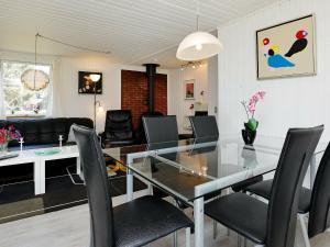 comedor y sala de estar con mesa de cristal y sillas en 5 person holiday home in Vejers Strand, en Vejers Strand