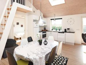cocina y comedor con mesa y sillas en 6 person holiday home in Karreb ksminde, en Karrebæksminde