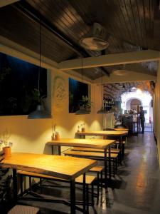 Ein Restaurant oder anderes Speiselokal in der Unterkunft Secret Garden Galle Fort 