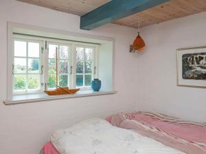 Schlafzimmer mit einem Bett und einem Fenster in der Unterkunft Holiday home Bredebro in Ballum