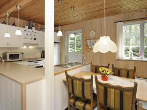 Halsにある6 person holiday home in Halsのキッチン、ダイニングルーム(テーブル、椅子付)