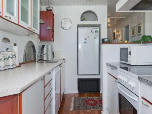 ロッケンにある4 person holiday home in L kkenのキッチン(白いキャビネット、白い冷蔵庫付)