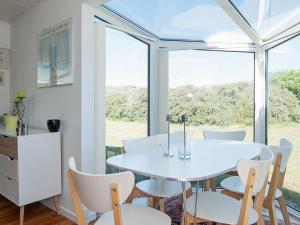 ロッケンにある4 person holiday home in L kkenの白いダイニングルーム(白いテーブルと椅子付)