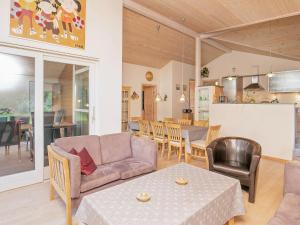 - un salon avec un canapé et une table dans l'établissement 6 person holiday home in Ringk bing, à Ringkøbing