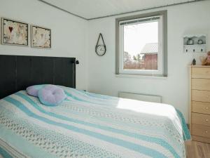 Un pat sau paturi într-o cameră la Holiday Home Diernæs II