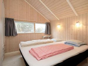 Säng eller sängar i ett rum på Three-Bedroom Holiday home in Nykøbing Sj 7