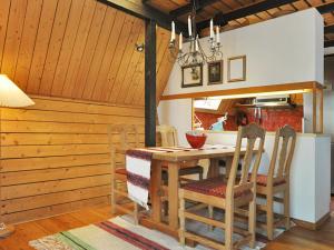 ÅsljungaにあるThree-Bedroom Holiday home in Örkeljunga 1のダイニングルーム(木製テーブル、椅子付)