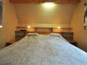 Three-Bedroom Holiday home in Örkeljunga 1 tesisinde bir odada yatak veya yataklar