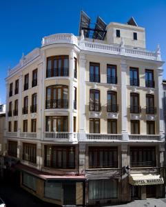 un edificio blanco con muchas ventanas en Madrisol, en Madrid