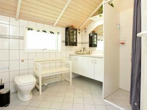 Kúpeľňa v ubytovaní Three-Bedroom Holiday home in Rødby 30