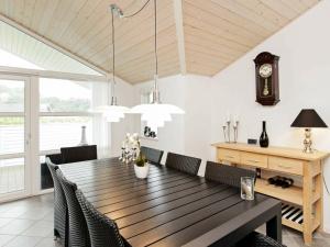 AnsagerにあるHoliday Home Søgårdsvej IVのダイニングルーム(木製テーブル、椅子付)