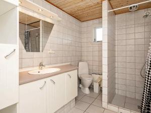 Koupelna v ubytování Holiday Home Helmklit II
