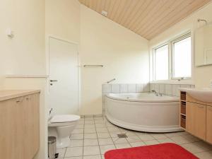 Three-Bedroom Holiday home in Blåvand 59にあるバスルーム