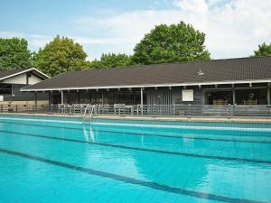 una gran piscina azul con un edificio en 8 person holiday home in Aabenraa, en Løjt