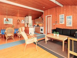 Il comprend un salon et une cuisine avec un canapé et une table. dans l'établissement Holiday Home Filosofstræde, à Dannemare