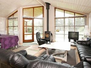 Posezení v ubytování Four-Bedroom Holiday home in Brovst 6