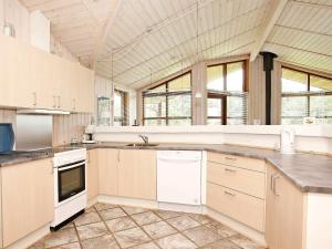Kuchyň nebo kuchyňský kout v ubytování Four-Bedroom Holiday home in Brovst 6