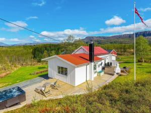 Casa pequeña con terraza y piscina en 8 person holiday home in Inndyr, en Inndyr