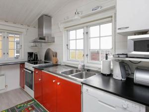 eine Küche mit einer Spüle und einer Mikrowelle in der Unterkunft Two-Bedroom Holiday home in Struer 4 in Oddesund Syd