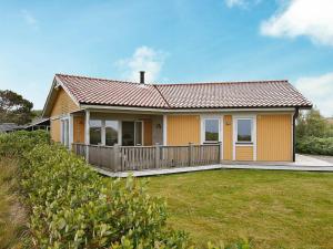 VestervigにあるHoliday Home Ingersvej IIIの小黄色の家