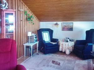スヴォルヴァールにある6 person holiday home in Svolv rのリビングルーム(椅子2脚、テーブル付)