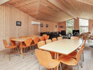 een kamer met tafels en stoelen en een bank bij Ten-Bedroom Holiday home in Øster Assels in Sillerslev