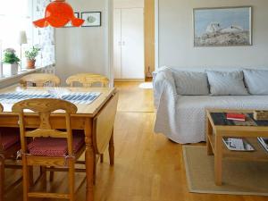 sala de estar con mesa y sofá en Holiday Home Sik, en Tvååker