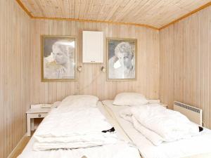Postel nebo postele na pokoji v ubytování Three-Bedroom Holiday home in Løkken 54