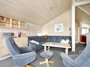 sala de estar con sofá, 2 sillas y mesa en 10 person holiday home in Hadsund, en Odde